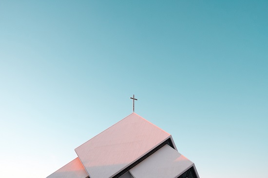 Dach einer Kirche mit Kreuz