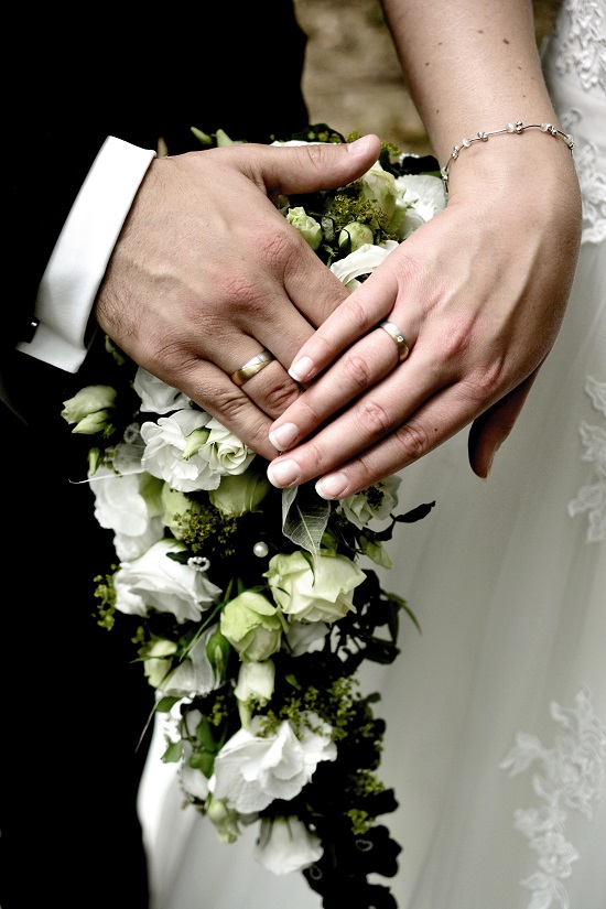 Eheringen an den Händen des Brautpaares