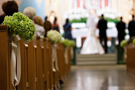 Kirchliche Trauung Brautpaar vorm Altar
