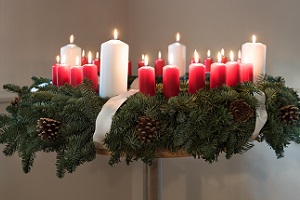 Adventskranz mit brennenden Kerzen