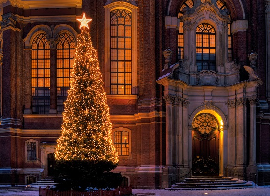 Weihnachtsbaum vorm Hamburger Michel